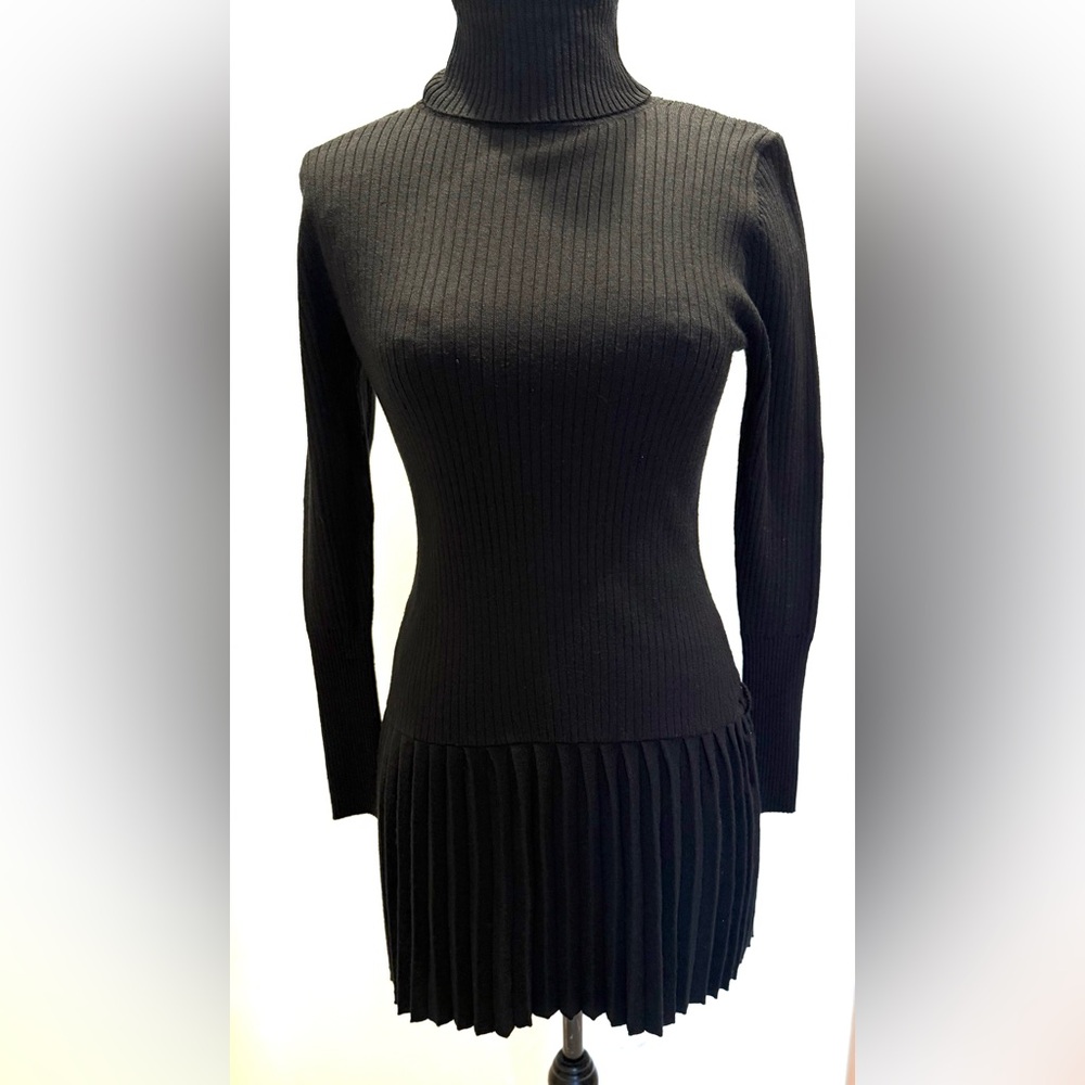 Elegant Black sweater Dress with pleated hem mini